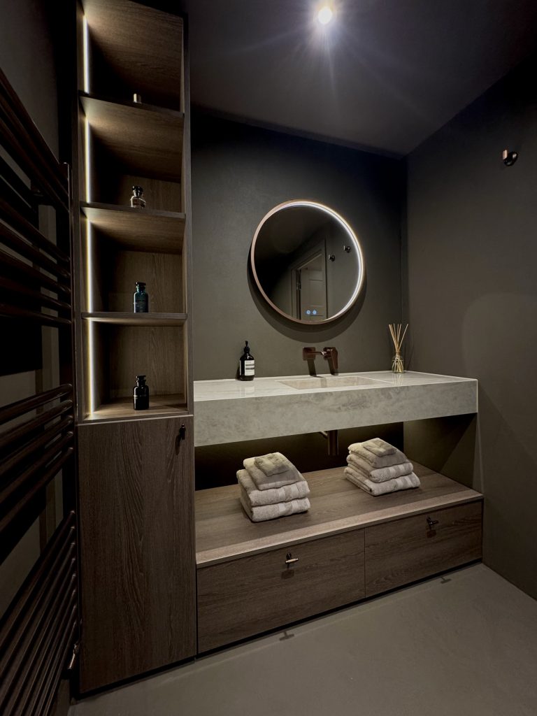 Dark modern bathroom
