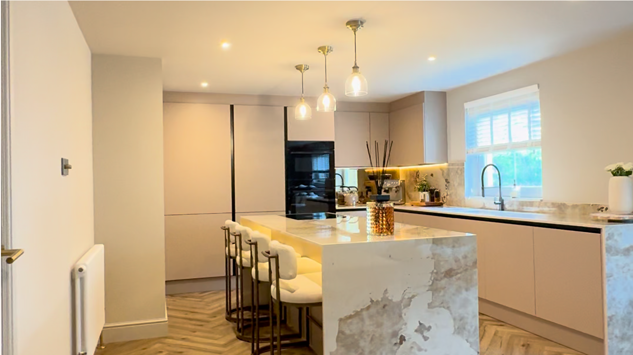 Open kitchen and living room by Interiors by MIDA