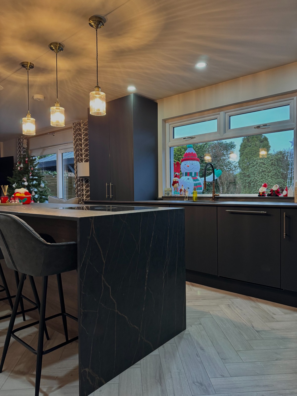 Breakfast Bar and Social Seating
